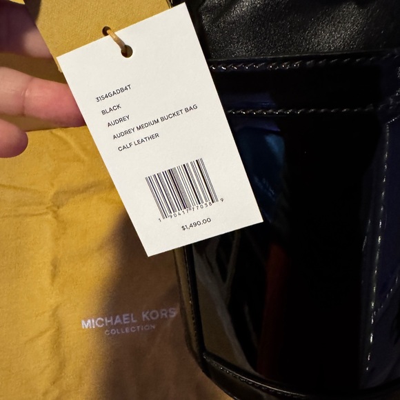 Audrey Medium Patent Leather Bucket Bag (Michael Kors Collection) - Picture 8 of 9